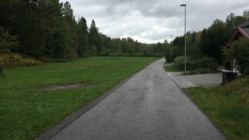 SOLKOLLEN: Her på sletta langs skogen, sydøst for Kolbotn gravlund, skal det bygges midlertidig skole for 400 elever.