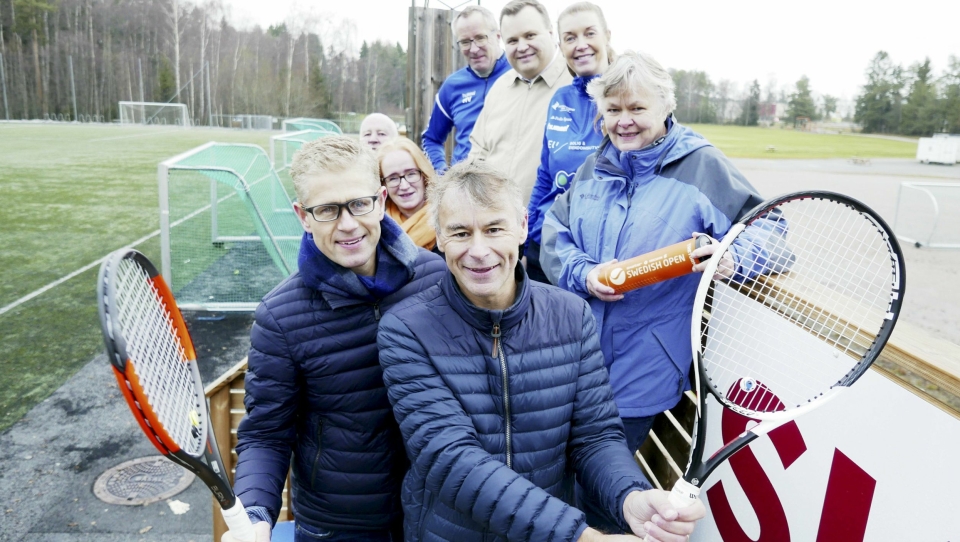 SAMARBEIDSPARTNERE: Bak, fra venstre til høyre: Håkon Bekkestad (74) nestleder i Kolbotn Fotball Herrer, Harald Vaadal (57), daglig leder i Kolbotn idrettslag, ordfører Thomas Sjøvold, Monica Ottesen (40), styreleder i Kolbotn Fotball Kvinner, Britt Heidi O. Berger (55), styreleder i Kolbotn Fotball Herrer, Nina Vøllestad (62), leder for Oppegård idrettsråd, og komitemedlemmene Leif Wedøe (51) og Roald Albrigtsen (55) i Kolbotn Tennisklubb.