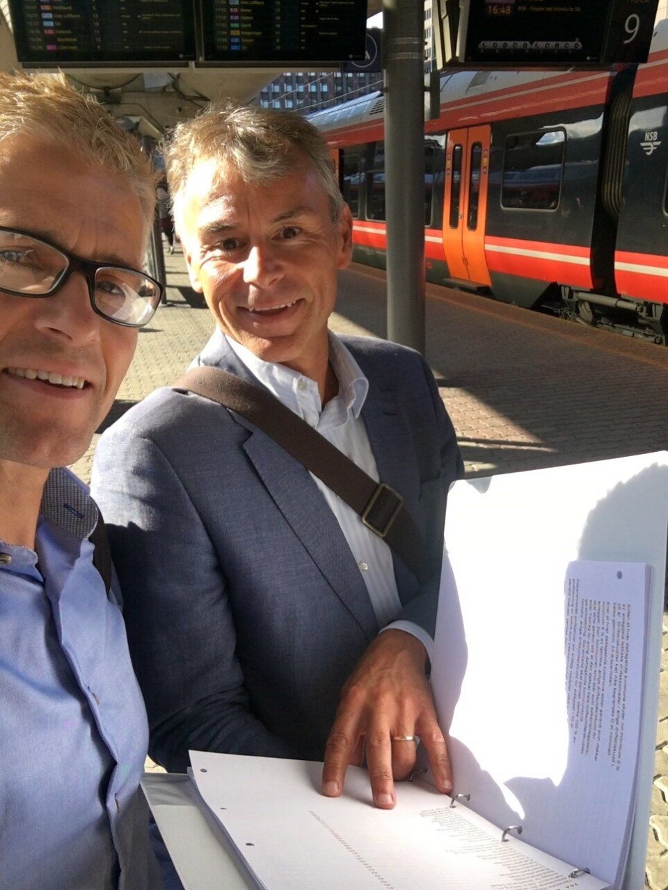 JOBBET TETT MED PROSJEKTET: Komitemedlemmene Leif Wedøe (51) og Roald Albrigtsen (55) i Kolbotn Tennisklubb. JOBBET TETT MED PROSJEKTET: Komitemedlemmene Leif Wedøe (51) og Roald Albrigtsen (55) i Kolbotn Tennisklubb.
