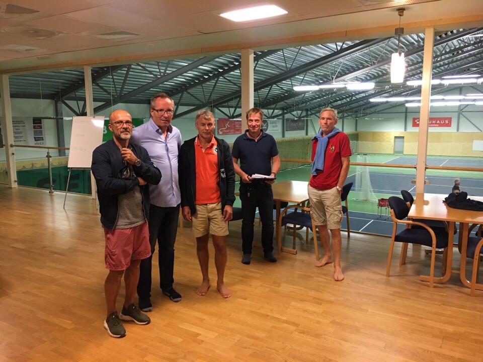 SLIK BLIR DET INNE I HALLEN PÅ SOFIEMYR: Utformingen av tennishallen blir som hos Stabæk Tennisklubb. Bildet er tatt under befaringen. Raffaele Massa (vaktmester og trener), Harald Vaadal (daglig leder i KIL), Roald Albrigtsen (hallkomiteen i Kolbotn Tennisklubb), Rudiger Bertram (arkitekten i ProPlan) og Morten Roa (Oppegård Idrettsråd). SLIK BLIR DET INNE I HALLEN PÅ SOFIEMYR: Utformingen av tennishallen blir som hos Stabæk Tennisklubb. Bildet er tatt under befaringen. Raffaele Massa (vaktmester og trener), Harald Vaadal (daglig leder i KIL), Roald Albrigtsen (hallkomiteen i Kolbotn Tennisklubb), Rudiger Bertram (arkitekten i ProPlan) og Morten Roa (Oppegård Idrettsråd).