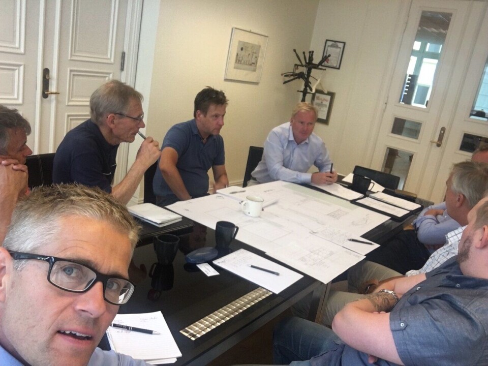 TETT SAMARBEID: De siste tre månedene har komiteen jobbet tett med arkitekten for å få den optimale utformingen. På Bildet; Leif Wedøe, Morten Roa, Rudiger Bertram, Paal Gundersen, sammen med Harald Vaadal og Roald Albrigtsen. Brannkonsulenter og prosjektleder er også med. TETT SAMARBEID: De siste tre månedene har komiteen jobbet tett med arkitekten for å få den optimale utformingen. På Bildet; Leif Wedøe, Morten Roa, Rudiger Bertram, Paal Gundersen, sammen med Harald Vaadal og Roald Albrigtsen. Brannkonsulenter og prosjektleder er også med.