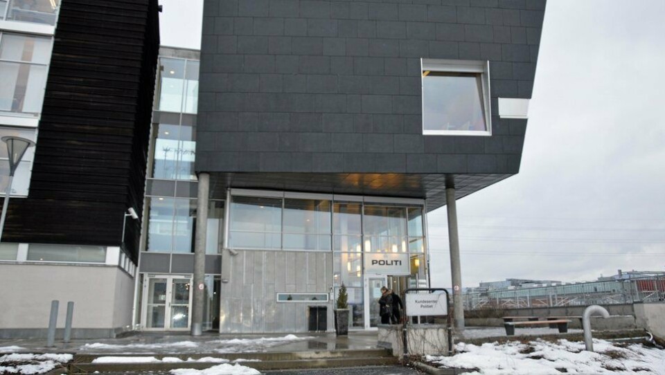 BLE LEVERT SOM VANLIG POST: Pakken ble levert til politihuset som vanlig post.