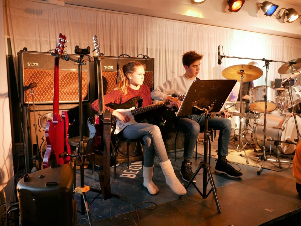 SELVLÆRTE GITARISTER: Martine Klovholt Siggerud (gitar) på gitar og Sebastian Omberg (bassgitar). SELVLÆRTE GITARISTER: Martine Klovholt Siggerud (gitar) på gitar og Sebastian Omberg (bassgitar).
