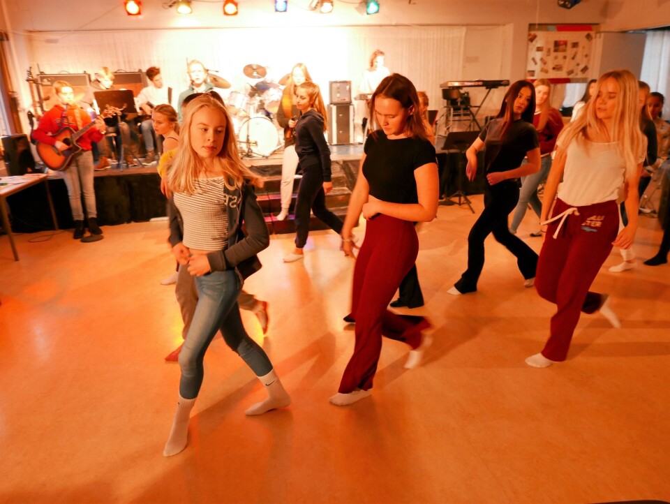 STORKOSER SEG MED DANS: Lise Forsberg Wibe, Linnea Nicolaisen og Ella Meer. STORKOSER SEG MED DANS: Lise Forsberg Wibe, Linnea Nicolaisen og Ella Meer.