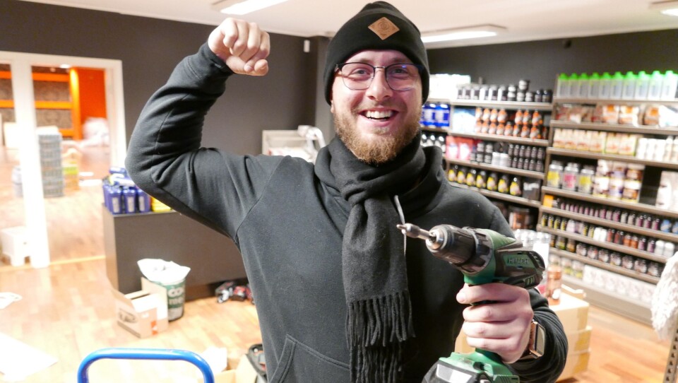 OPPTATT AV BIL, TRENING OG SUNNERE LIV: Bilselger hos Kolbotn Bil og daglig leder i Sunnere Liv AS, Salko Kadic, pusser opp lokalene og forbereder alt til åpningsfesten lørdag 12. januar. OPPTATT AV BIL, TRENING OG SUNNERE LIV: Bilselger hos Kolbotn Bil og daglig leder i Sunnere Liv AS, Salko Kadic, pusser opp lokalene og forbereder alt til åpningsfesten lørdag 12. januar.