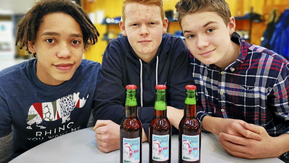 BRUS-GRÜNDERE: 15-åringene Fabian Mesgrahl (t.v.), Andreas Barnholt Skulberg og Lars Bjergene har utviklet en lokal variant av julebrus. Nå jobber de lange dager for å å få levert alle bestillingene.