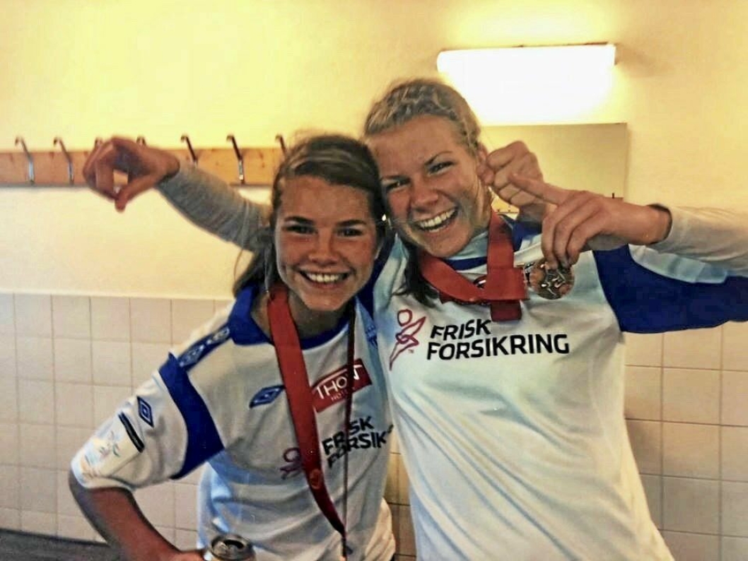 JUBEL: Ada (t.h.) og søster Andrine med bronsemedaljer for KIL. Søstrene vant bronse i Toppserien med KIL både i 2010 og 2011