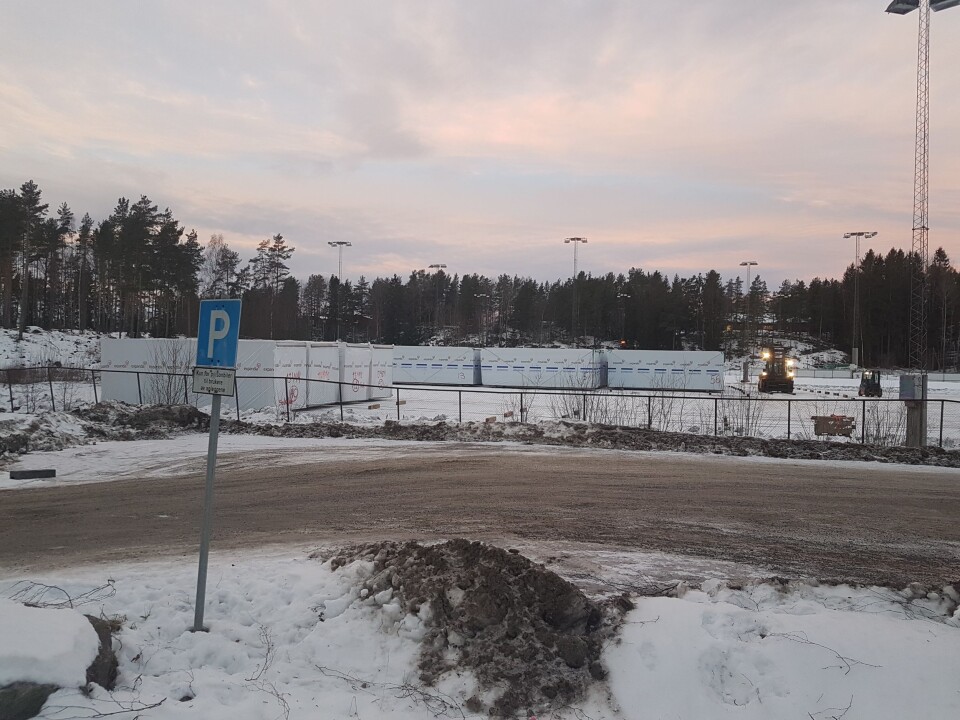 FRA FOTBALL TIL LAGER: Fra og med i dag og frem til fredag 25. januar vil Sofiemyr grusbane brukes som omlastingsplass for materialer til midlertidig Kolbotn skole. Foto: Yana Stubberudlien FRA FOTBALL TIL LAGER: Fra og med i dag og frem til fredag 25. januar vil Sofiemyr grusbane brukes som omlastingsplass for materialer til midlertidig Kolbotn skole. Foto: Yana Stubberudlien