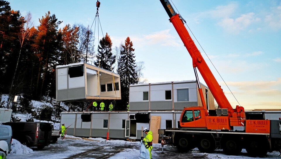 112 MODULER: De fire paviljongene som nå bygges i Solkollen skal være klare innen fredag 22. februar, slik at elevene kan starte ved den midlertidige skolen rett etter påskeferien. 112 MODULER: De fire paviljongene som nå bygges i Solkollen skal være klare innen fredag 22. februar, slik at elevene kan starte ved den midlertidige skolen rett etter påskeferien.