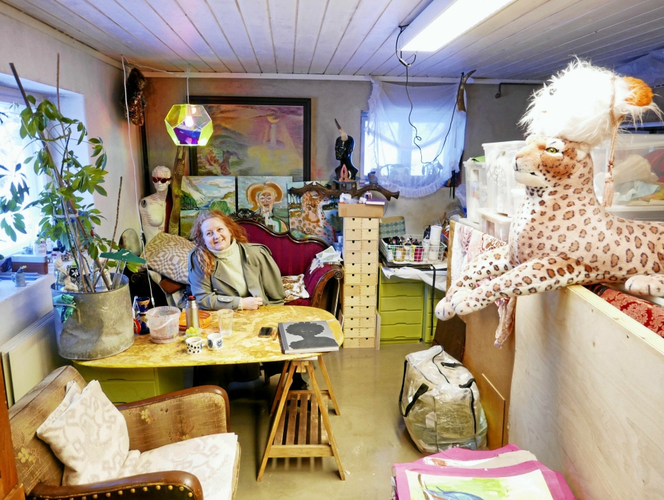 ASTRIDS EGEN VERDEN: Garasjen ligger helt inntil Astrids eget atelier. Selv jobber hun mye med visuell kunst. 50-åringen er mest kjent for sine tekstiler som hun maler på og syr røft sammen. Hun jobber også mye med bilder i akryl og ulike installasjoner.