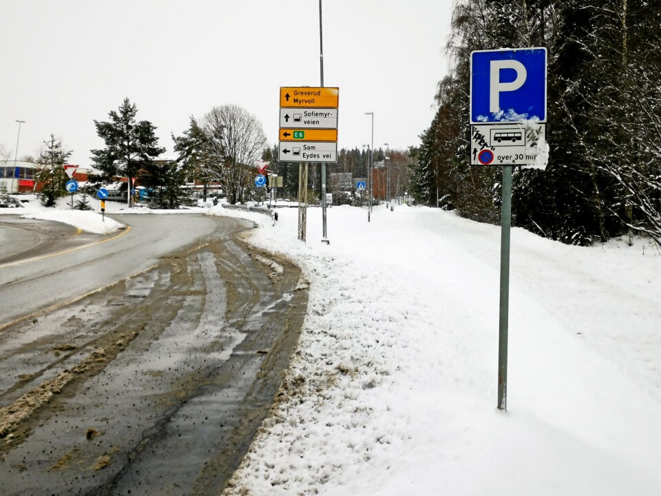 RIKTIG ENDEHOLDEPLASS: Busslommen ved rundkjøringen i Taraldrudveien har plass til to busser, men flere av bussjåførene velger å parkere ved den smale bussholdeplassen ved klubbhuset. RIKTIG ENDEHOLDEPLASS: Busslommen ved rundkjøringen i Taraldrudveien har plass til to busser, men flere av bussjåførene velger å parkere ved den smale bussholdeplassen ved klubbhuset.