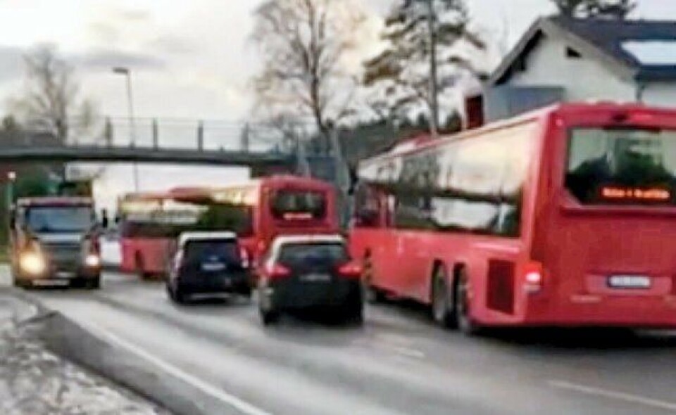 FARLIG FORBIKJØRING: Bildet ble tatt i Kongeveien rundt klokken 10:00 fredag 4. januar. FARLIG FORBIKJØRING: Bildet ble tatt i Kongeveien rundt klokken 10:00 fredag 4. januar.