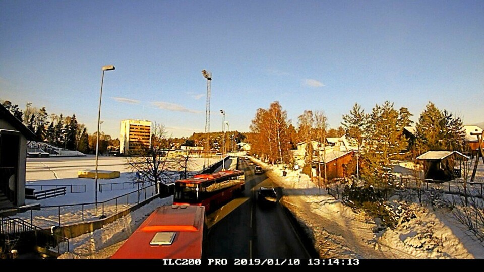 SPERRER TRAFIKKEN: Bussene sperrer trafikken og skaper farlige forbikjøringer på stedet. SPERRER TRAFIKKEN: Bussene sperrer trafikken og skaper farlige forbikjøringer på stedet.