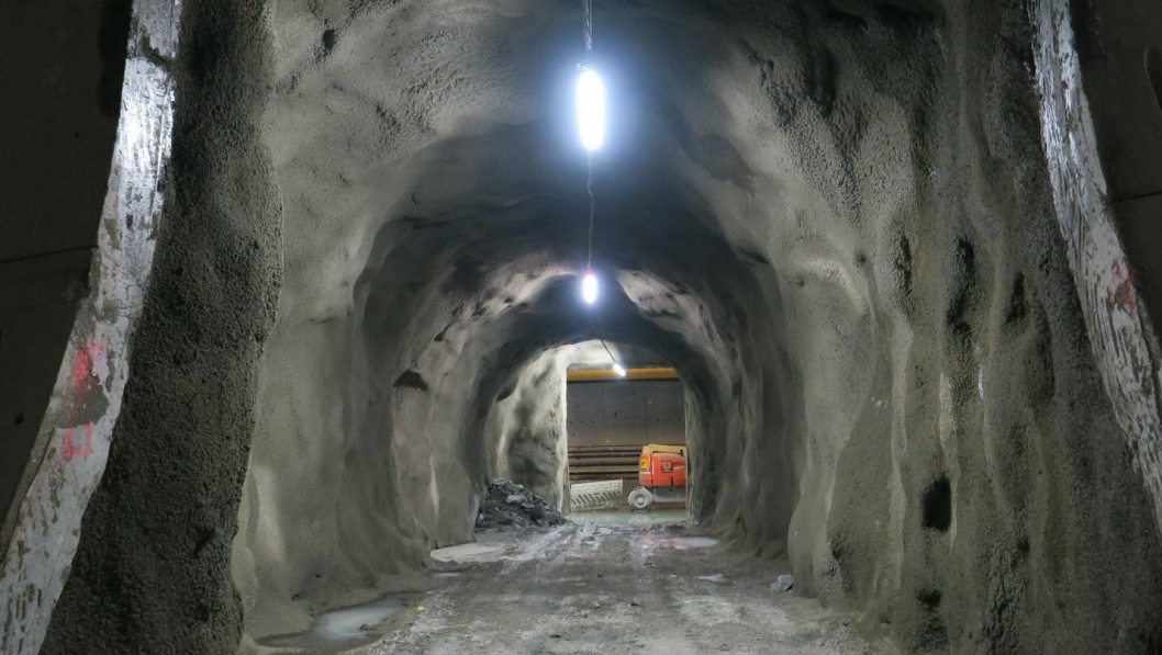 SKULLE FERDIGSTILLES I DESEMBER 2021: Bildet viser en av de mange tverrforbindelsene mellom de to tunnelløpene i Follobanens lange tunnel.
