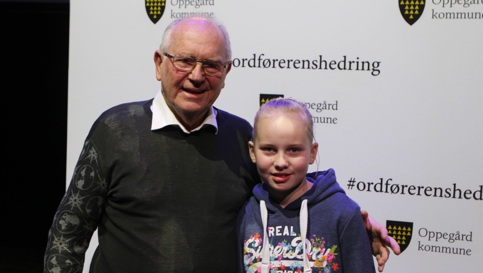 BESTEFAR HEDRET: Barnebarnet Isabell var tydelig stolt av bestefar Steinar Karlsrud. Tirsdag fikk han Frivillighetsprisen for 2018 under ordførerens hedring i Kolben.