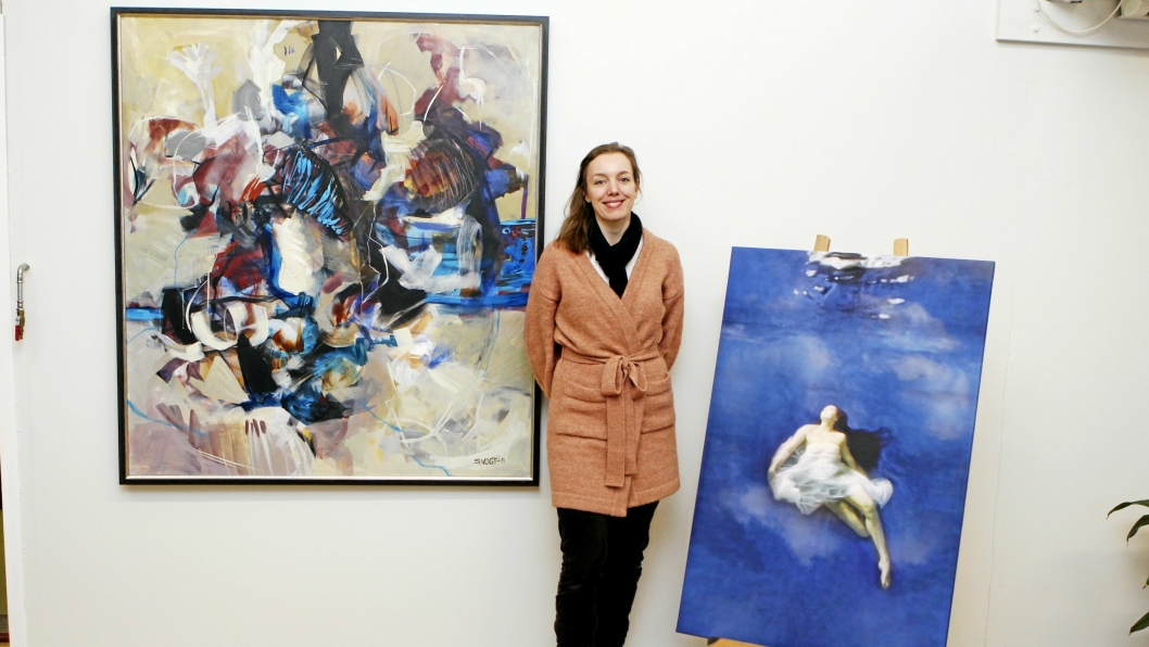 FARGERIKT: Marthe Sveen Edvardsen foran to av kunstverkene som nå er utstilt i rammeverkstedet hennes. Til venstre et bilde av Oppegård-kunstner Stine Vogt, og til høyre et kunstfoto av  Cecilie Irene Steinaa.