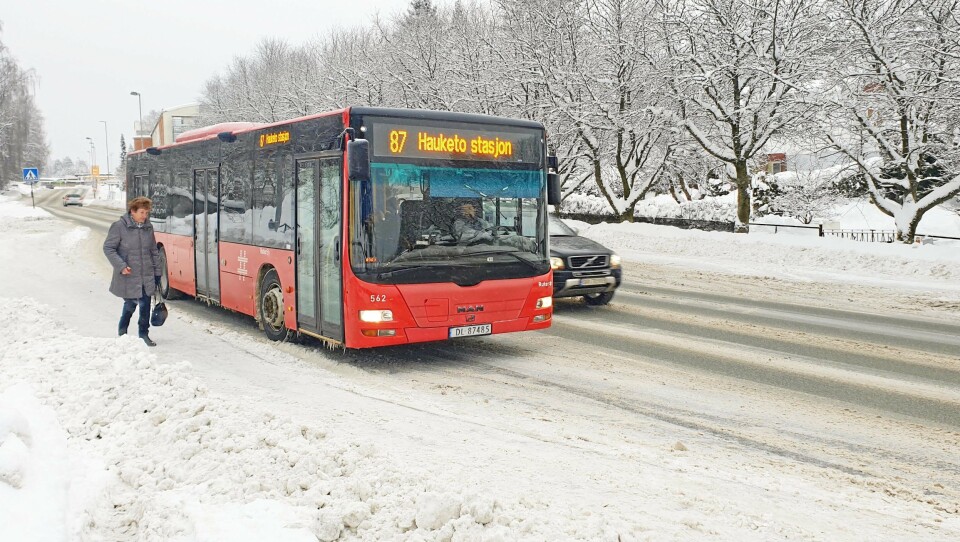 SKAL STOPPE MIDT I KJØREFELTET: I dag stopper bussene inne på busslommene, slik at trafikken glir forbi som på bildet tatt ved holdeplassen Frøyas vei. I løpet av 2019 skal busslommene fjernes ved følgende holdeplasser: Nordberg, Frøyas vei og Sofiemyr senter. SKAL STOPPE MIDT I KJØREFELTET: I dag stopper bussene inne på busslommene, slik at trafikken glir forbi som på bildet tatt ved holdeplassen Frøyas vei. I løpet av 2019 skal busslommene fjernes ved følgende holdeplasser: Nordberg, Frøyas vei og Sofiemyr senter.