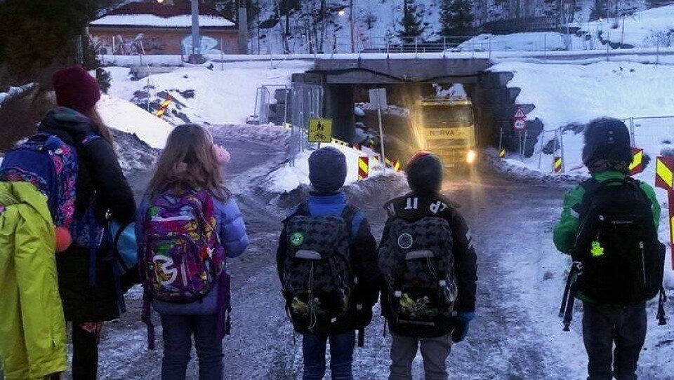 SKOLEBARN MØTER LASTEBIL: Utbyggeren har satt opp et skilt som forbyr gående og syklende å ferdes gjennom kulverten, men det er mange som bruker undergangen likevel istedenfor å gå rundt hele området. SKOLEBARN MØTER LASTEBIL: Utbyggeren har satt opp et skilt som forbyr gående og syklende å ferdes gjennom kulverten, men det er mange som bruker undergangen likevel istedenfor å gå rundt hele området.