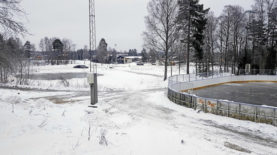 BLIR BORTE: To grusbaner og ishockeybanen skal bygges ned.