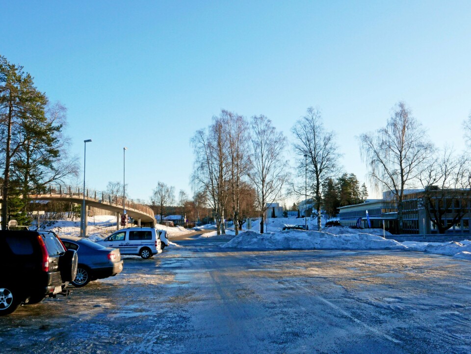 FÅR NY ATKOMST TIL UNGDOMSSKOLEN: Atkomsten for ungdomsskoleelevene skal flyttes fra Holbergs vei til Kongeveien. Det foreslås også å stenge Fløisbonnveien før den nye ungdomsskolen med idrettshallen kan tas i bruk. FÅR NY ATKOMST TIL UNGDOMSSKOLEN: Atkomsten for ungdomsskoleelevene skal flyttes fra Holbergs vei til Kongeveien. Det foreslås også å stenge Fløisbonnveien før den nye ungdomsskolen med idrettshallen kan tas i bruk.
