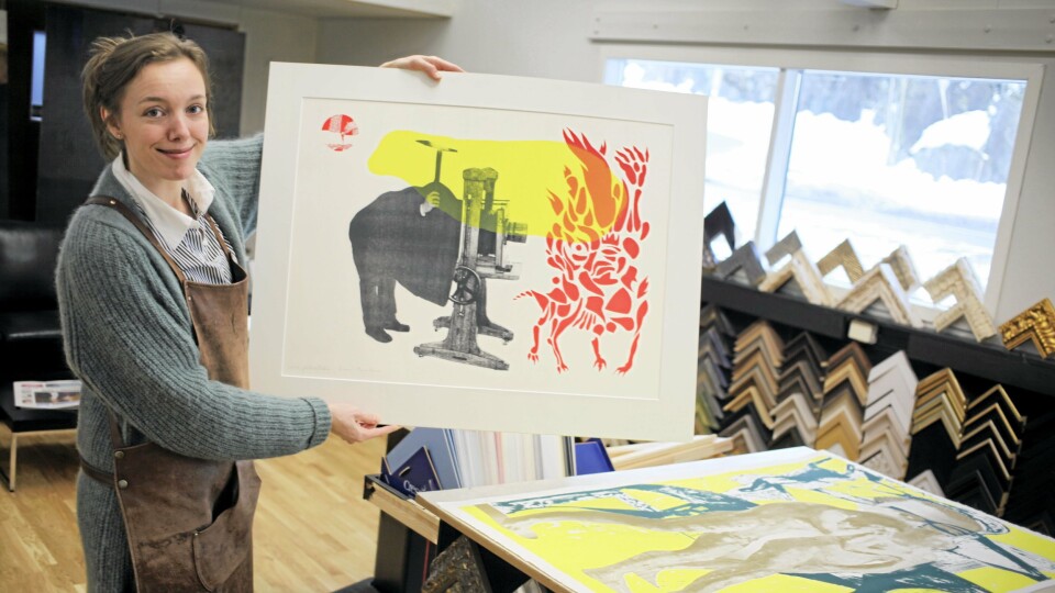 RAMMER INN: Marthe Sveen Edvardsen hos Artwork rammer inn bilder av Bleken og Bjertnes, som skal vises på vårutstillingen i Bibliotekgalleriet. RAMMER INN: Marthe Sveen Edvardsen hos Artwork rammer inn bilder av Bleken og Bjertnes, som skal vises på vårutstillingen i Bibliotekgalleriet.