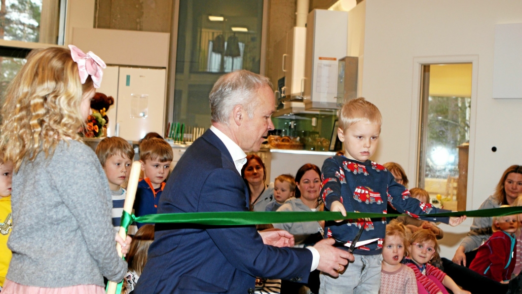 FIKK HJELP: Kunnskapsminister Jan Tore Sanner fikk god hjelp da han offisielt åpnet Greverudlia barnehage mandag.
