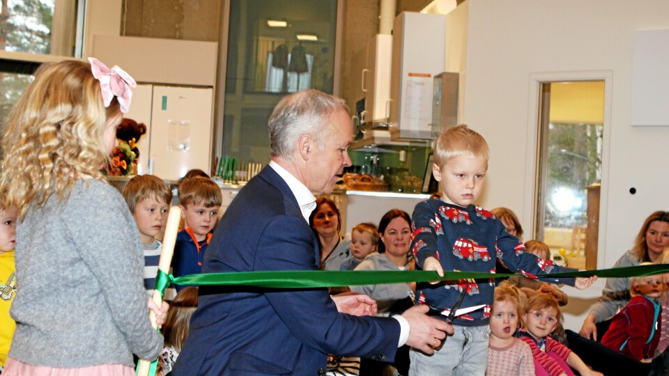 FIKK HJELP: Kunnskapsminister Jan Tore Sanner fikk god hjelp da han offisielt åpnet Greverudlia barnehage mandag. FIKK HJELP: Kunnskapsminister Jan Tore Sanner fikk god hjelp da han offisielt åpnet Greverudlia barnehage mandag.