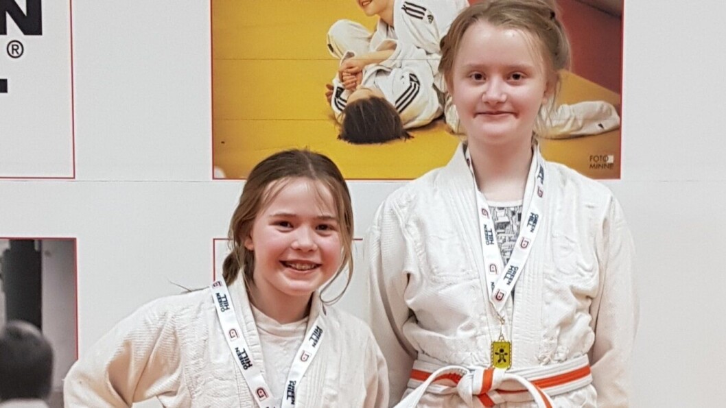 JUBEL-JENTER: På bildet ser vi Embla og Ingvild etter premieutdelingen i konkurransen Jubapool 1. JUBEL-JENTER: På bildet ser vi Embla og Ingvild etter premieutdelingen i konkurransen Jubapool 1.