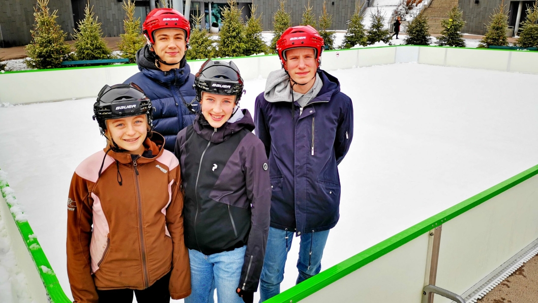 TESTET SKØYTEBANEN: Silje Berger (14), Anine Johnsen (14), Elias Meier (15) og Aksel Lundin (14).