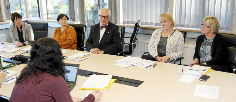 BLE LEDET BORT FRA FORMANNSKAPSMØTET: Rådmann Lars Henrik Bøhler svarer på spørsmål fra Oppegård Avis og Østlandets Blad i formannskapssalen etter å ha lagt frem budsjettet, mens det uannonserte formannskapsmøtet pågår for fullt i kommunestyresalen. BLE LEDET BORT FRA FORMANNSKAPSMØTET: Rådmann Lars Henrik Bøhler svarer på spørsmål fra Oppegård Avis og Østlandets Blad i formannskapssalen etter å ha lagt frem budsjettet, mens det uannonserte formannskapsmøtet pågår for fullt i kommunestyresalen.
