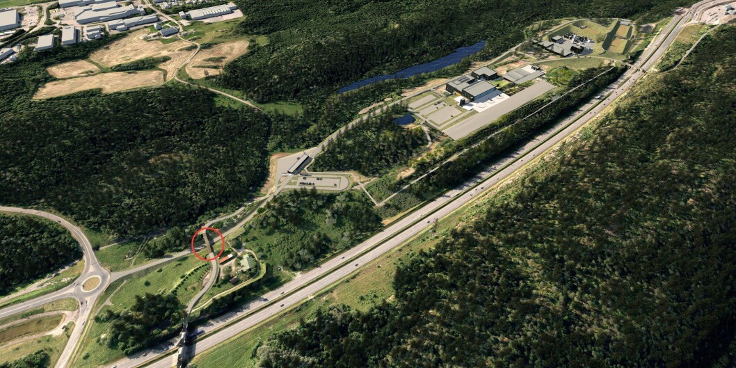 OVERSIKTEN: Den nye friluftsbroen skal krysse adkomstveien til beredskapssenteret og skal kobles til den eksisterende broen over E6. OVERSIKTEN: Den nye friluftsbroen skal krysse adkomstveien til beredskapssenteret og skal kobles til den eksisterende broen over E6.