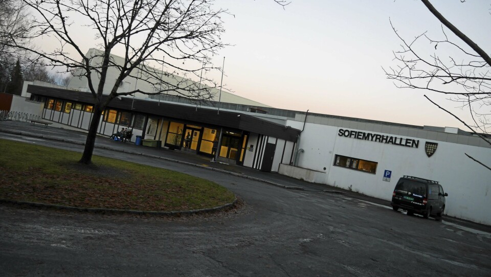 JORDFEIL: En jordfeil førte til at elever fikk strøm i seg da de skulle inn til Sofiemyrhallen onsdag denne uken. JORDFEIL: En jordfeil førte til at elever fikk strøm i seg da de skulle inn til Sofiemyrhallen onsdag denne uken.