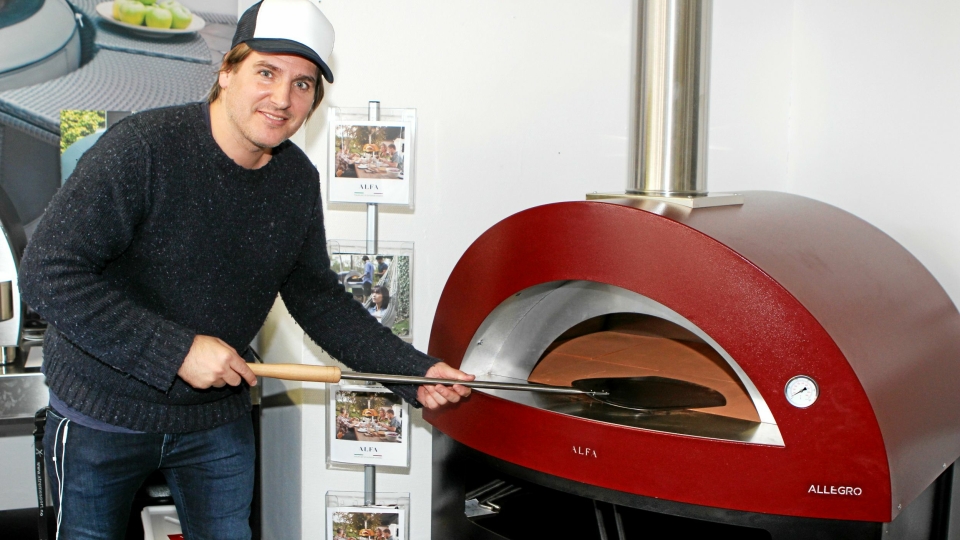 FYRER OPP: Hugo Grimsrud er klar for å fyre i gang salget av pizzaovner fra showrommet til Mspa på Kolbotn.