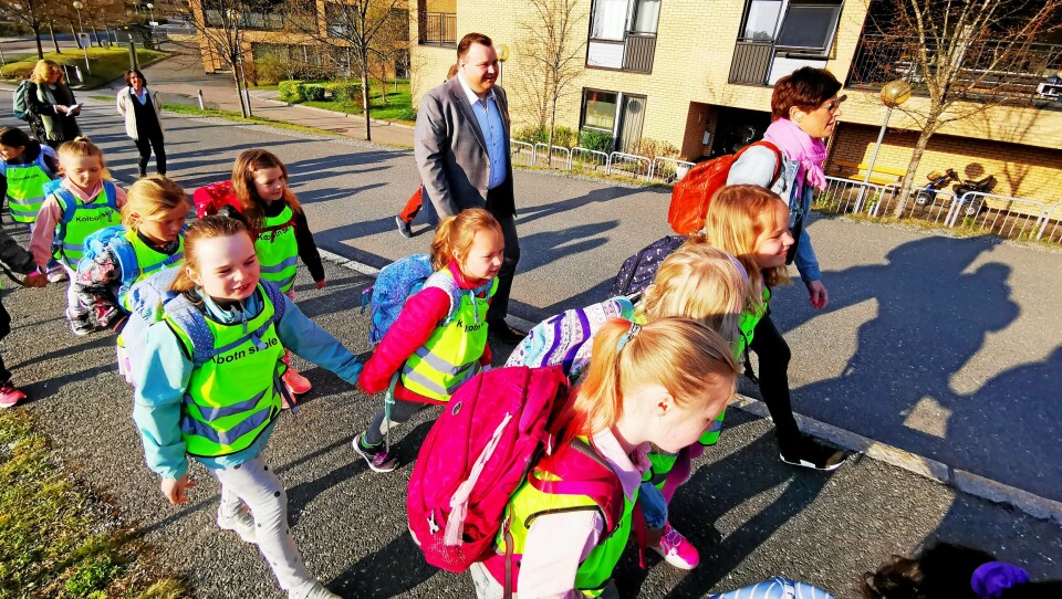 TAR BEINA FATT: Rektor Kristin Hovde Høidal og ordfører Thomas Sjøvold gjorde som elevene og tok beina fatt fra bussholdeplassen ved NAV. TAR BEINA FATT: Rektor Kristin Hovde Høidal og ordfører Thomas Sjøvold gjorde som elevene og tok beina fatt fra bussholdeplassen ved NAV.