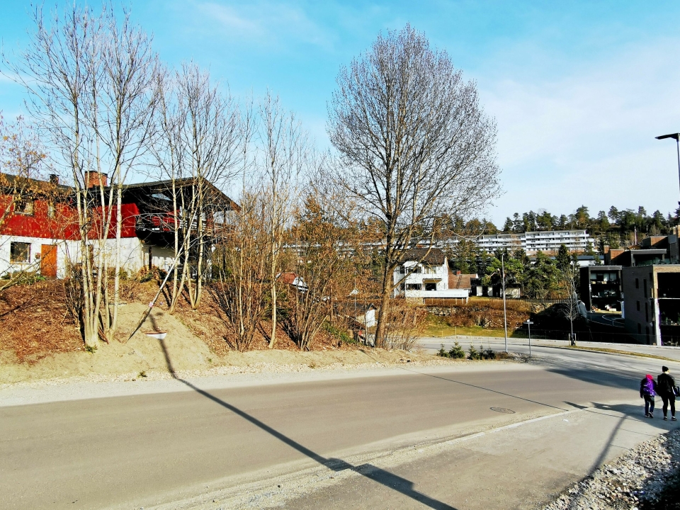 TETT PÅ: Huset til Inger Hermundsgård ligger kloss inntil Fjellveien. Snart starter skoleutbyggingen på andre siden av veien.