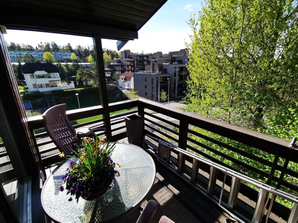 LITE BRUKT: Uteplassen på verandaen bruker Inger Hermundsgård nesten ikke lenger. LITE BRUKT: Uteplassen på verandaen bruker Inger Hermundsgård nesten ikke lenger.
