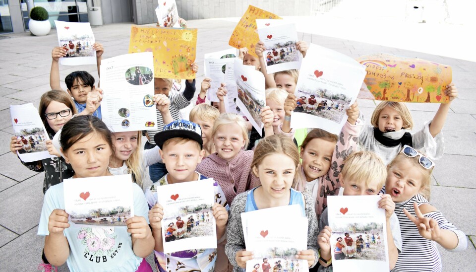 KJØP DIKTENE VÅRE: Klasse 2D fra Greverud skole solgte dikthefter og hadde store, oransje plakater for å reklamere. De stod inne på torget og solgte dem. KJØP DIKTENE VÅRE: Klasse 2D fra Greverud skole solgte dikthefter og hadde store, oransje plakater for å reklamere. De stod inne på torget og solgte dem.