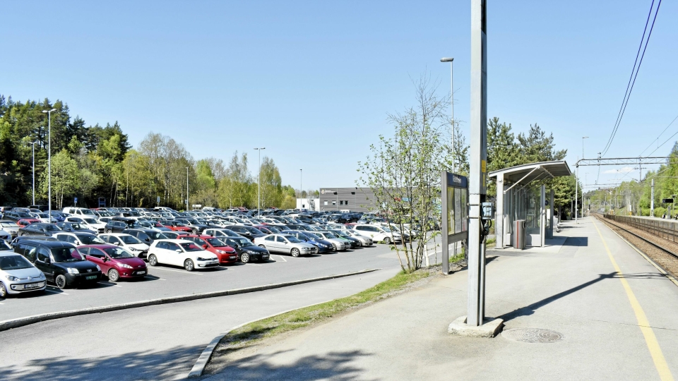 KAN BLI TRANGT: Førstkommende mandag starter byggearbeidene for å dele pendlerparkeringen på Rosenholm i to deler.