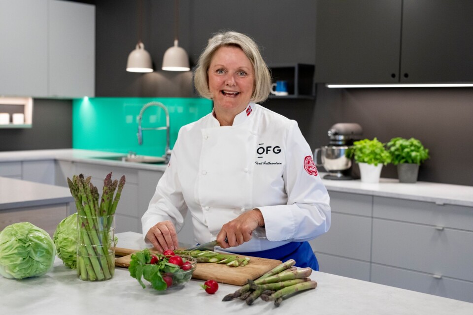 FARGEGLAD: Trollåsen-kokken og matfalig rådgiver i Opplysningskontoret for frukt og grønt, Toril Gulbrandsen slår et slag for en fargerik og grønn 17.mai. FARGEGLAD: Trollåsen-kokken og matfalig rådgiver i Opplysningskontoret for frukt og grønt, Toril Gulbrandsen slår et slag for en fargerik og grønn 17.mai.