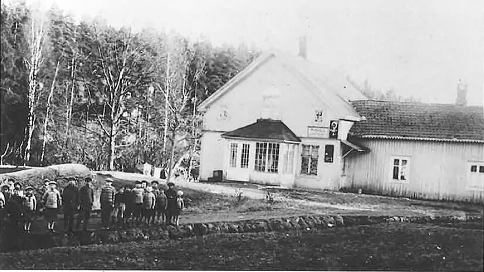 MYRVOLD LANDHANDLERI: Dette er det eneste kjente postkortet fra Myrvold, her gjengitt i en avfotografering av postkortet. Det gamle småbruket ble Myrvold Landhandleri. Sidebygningen du ser på bildet var et bedehus (ble revet da Skiveien ble anlagt i slutten av 1930-årene), og i andre etasje var det en leilighet. Ungene til venstre på bildet tilhørte en søndagsskoleklasse. Til venstre kan du se broen over jernbanen som nå er en gangbro. MYRVOLD LANDHANDLERI: Dette er det eneste kjente postkortet fra Myrvold, her gjengitt i en avfotografering av postkortet. Det gamle småbruket ble Myrvold Landhandleri. Sidebygningen du ser på bildet var et bedehus (ble revet da Skiveien ble anlagt i slutten av 1930-årene), og i andre etasje var det en leilighet. Ungene til venstre på bildet tilhørte en søndagsskoleklasse. Til venstre kan du se broen over jernbanen som nå er en gangbro.