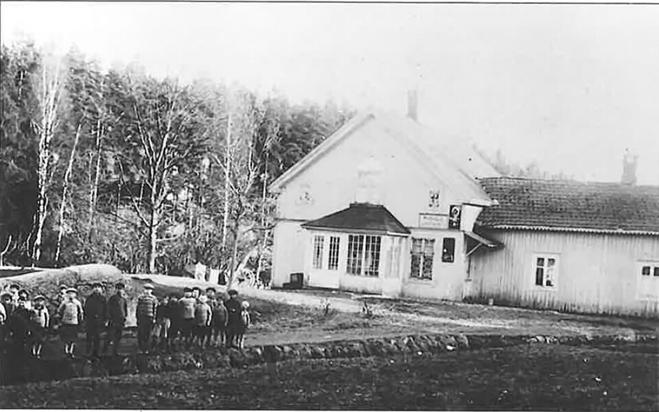 MYRVOLD LANDHANDLERI: Dette er det eneste kjente postkortet fra Myrvold, her gjengitt i en avfotografering av postkortet. Det gamle småbruket ble Myrvold Landhandleri. Sidebygningen du ser på bildet var et bedehus (ble revet da Skiveien ble anlagt i slutten av 1930-årene), og i andre etasje var det en leilighet. Ungene til venstre på bildet tilhørte en søndagsskoleklasse. Til venstre kan du se broen over jernbanen som nå er en gangbro. MYRVOLD LANDHANDLERI: Dette er det eneste kjente postkortet fra Myrvold, her gjengitt i en avfotografering av postkortet. Det gamle småbruket ble Myrvold Landhandleri. Sidebygningen du ser på bildet var et bedehus (ble revet da Skiveien ble anlagt i slutten av 1930-årene), og i andre etasje var det en leilighet. Ungene til venstre på bildet tilhørte en søndagsskoleklasse. Til venstre kan du se broen over jernbanen som nå er en gangbro.