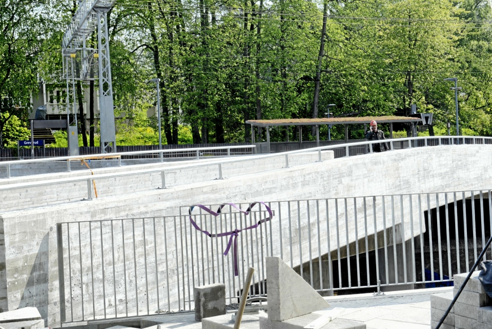 NY BRO: Den nye broen knytter GreverudTorget sammen med Greverud stasjon.