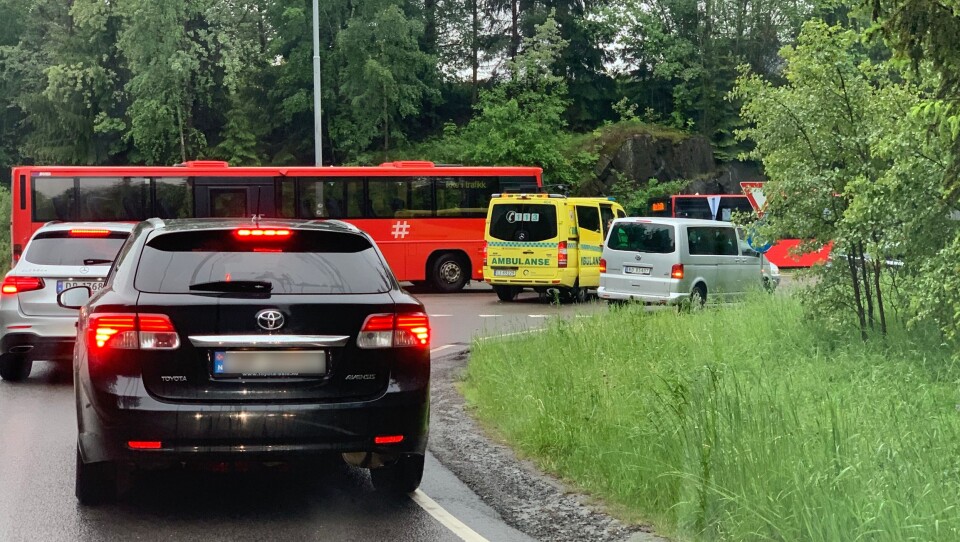 STÅR STILLE: Bussen sliter med å komme frem etter en ulykke mellom to personbiler. En person er tatt med av ambulansen for en sjekk.