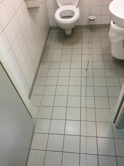 SPRAKK PÅ TVERS: Dette bildet, som viser en tversgående sprekk i gulvet, ble tatt på toalettet i andre etasje i Kolben 4. april i år.