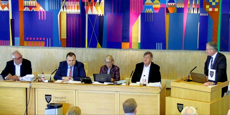 SA I FRA: Knut Oppegaard overrasket mange da han gikk på talerstolen og stilte konkrete spørsmål om sammenslåingsprosessen til partikollega og ordfører Thomas Sjøvold.