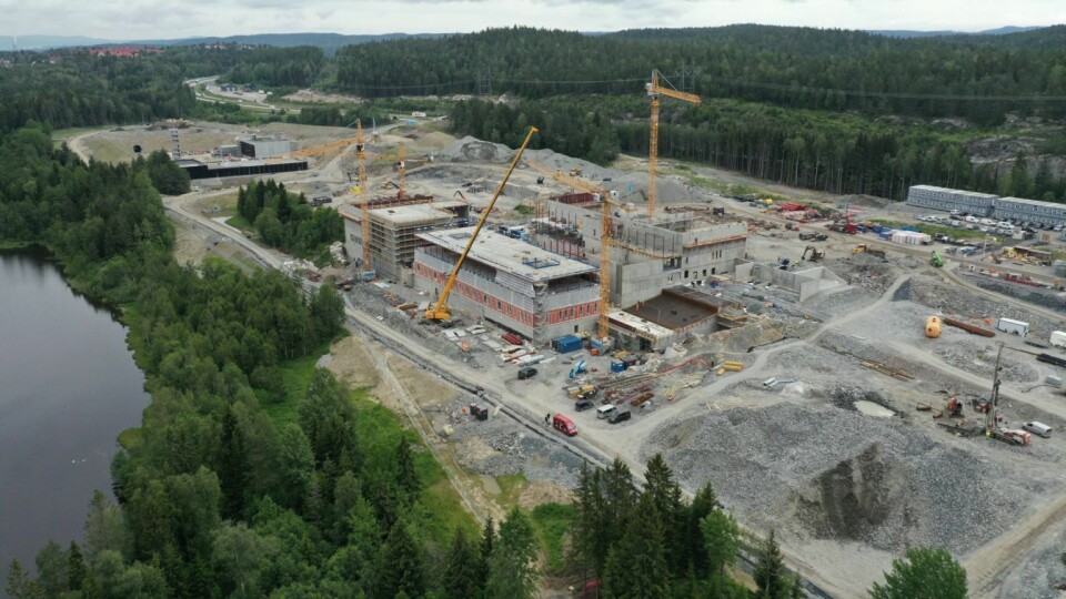 SNART FERDIG MED BETONGARBEIDENE: Fremdriften med bygging av beredskapssenteret er i henhold til planen. Bygningene har nå nådd sine fulle høyder og tak tekkes og tettes fortløpende. SNART FERDIG MED BETONGARBEIDENE: Fremdriften med bygging av beredskapssenteret er i henhold til planen. Bygningene har nå nådd sine fulle høyder og tak tekkes og tettes fortløpende.