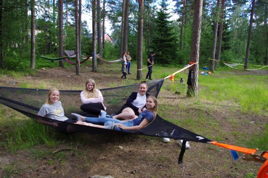FEST I SKOGEN: Hengekøyefesten som ble arrangert i juni var en flott markering for skogen. FEST I SKOGEN: Hengekøyefesten som ble arrangert i juni var en flott markering for skogen.