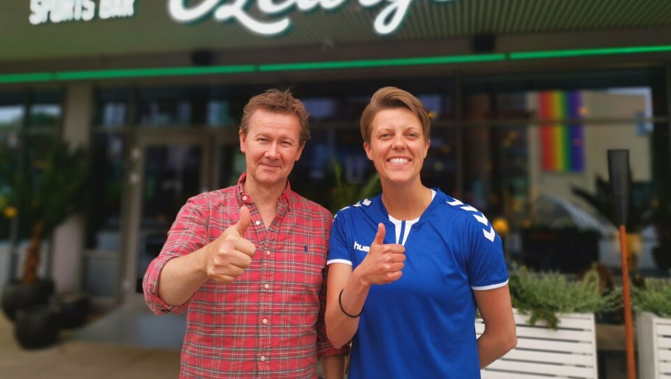 FESTKLARE: Geir Sjøvold hos O'Learys og daglig leder Rachael Axon i Kolbotn kvinnefotball skal farge lokalene hvite og blå torsdag kveld og håper på fullt hus for å heie på Norge. FESTKLARE: Geir Sjøvold hos O'Learys og daglig leder Rachael Axon i Kolbotn kvinnefotball skal farge lokalene hvite og blå torsdag kveld og håper på fullt hus for å heie på Norge.