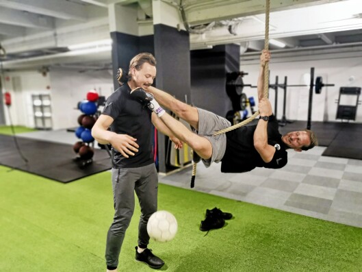 BEINHARDE TAKLINGER: Gutta på Atlet Fysio har minimal erfaring med å spille fotball, og satser på knallhard fysikk. BEINHARDE TAKLINGER: Gutta på Atlet Fysio har minimal erfaring med å spille fotball, og satser på knallhard fysikk.