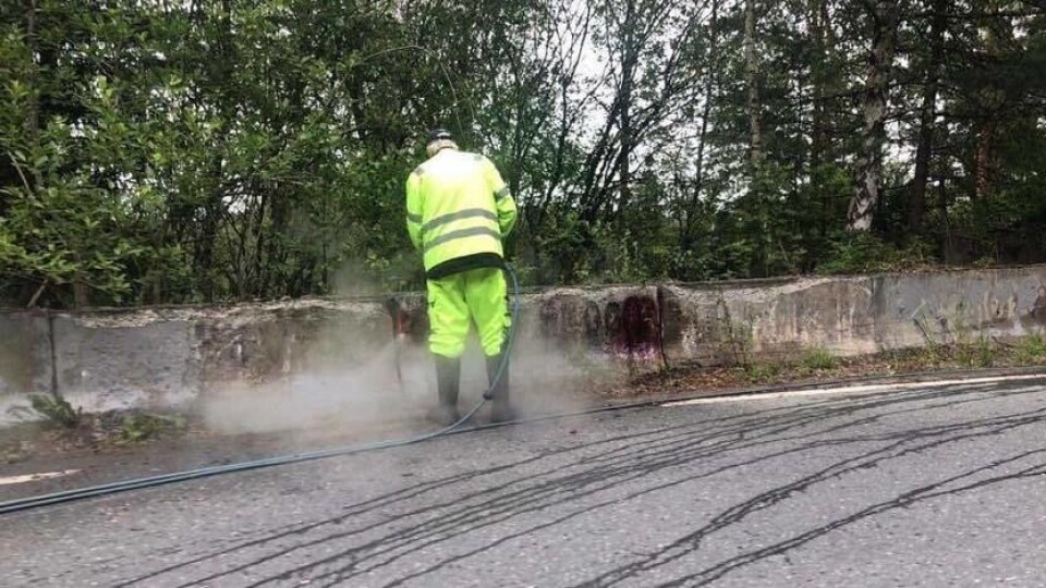 BLE FJERNET I GÅR: Taggen 'Bevar Svartskog' ble fjernet av SVVs driftsentreprenør Vaktmesterkompaniet AS torsdag 4. juli. BLE FJERNET I GÅR: Taggen 'Bevar Svartskog' ble fjernet av SVVs driftsentreprenør Vaktmesterkompaniet AS torsdag 4. juli.